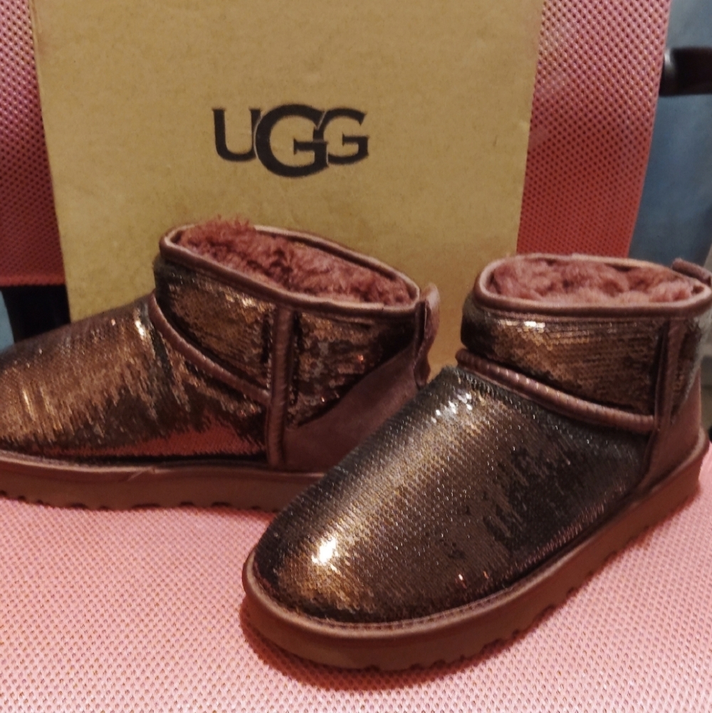 NIB UGGs Short Mini Glitter Mirror Ball Sequins Chocolate Boots, Size 6
